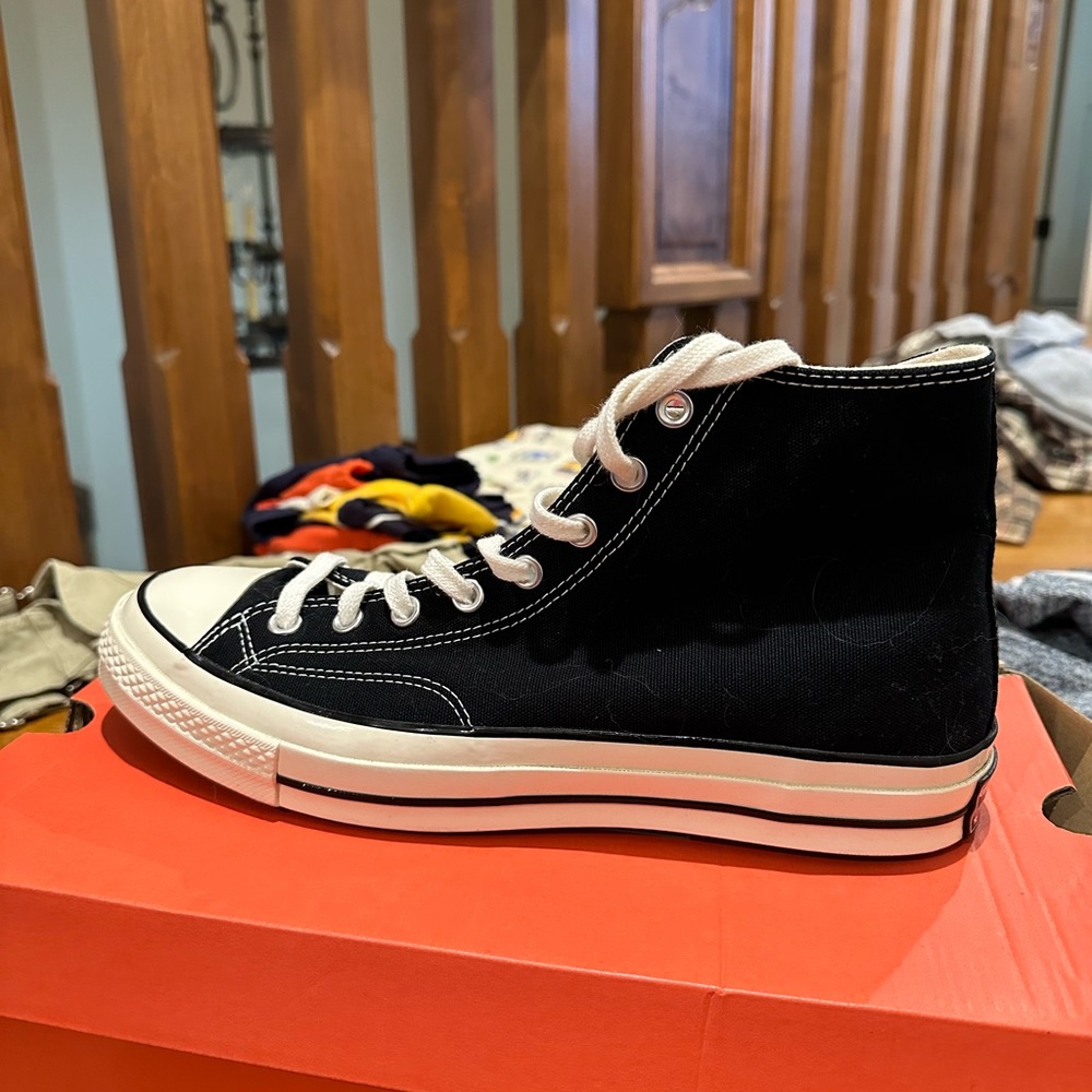 Men’s black converse